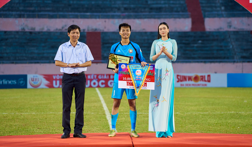 Miss Peace Ban Mai làm MC cho giải bóng đá trẻ quốc gia