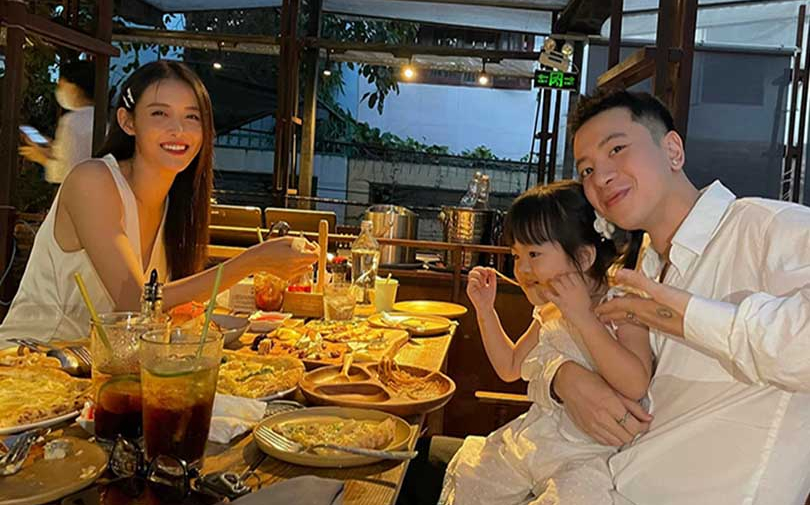 Hình ảnh gia đình hạnh phúc của Trương Mỹ Nhân và Phí Ngọc Hưng bên cạnh con gái đầu lòng