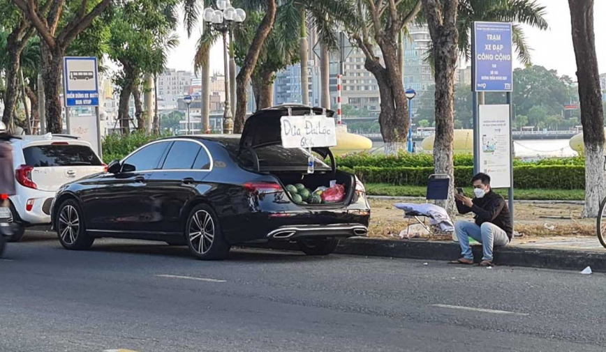 Độc lạ Đà Nẵng: xế hộp sang chảnh chở dưa hấu quê đi bán lề đường