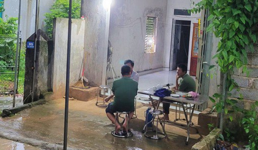 Về nhà muộn thì thấy vợ đang xem điện thoại, người đàn ông ra tay khiến vợ ra đi mãi mãi