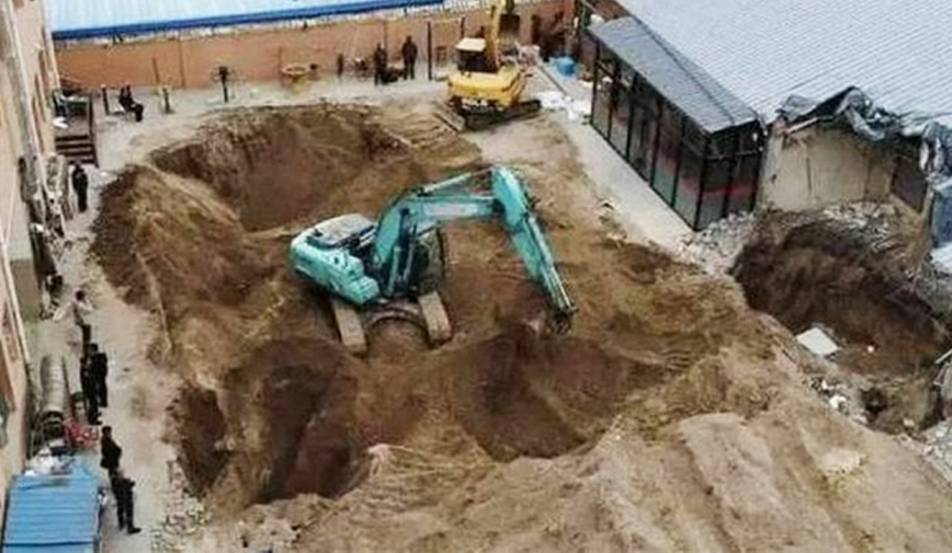 Dùng máy xúc đào đất trong khu dân cư thì phát hiện thứ đáng sợ, vụ án bí ẩn 31 năm trước được lý giải