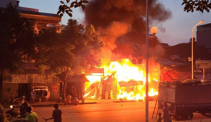 Cháy lớn trong căn nhà tại Hà Nội, gia đình 4 người chỉ 1 người sống sót