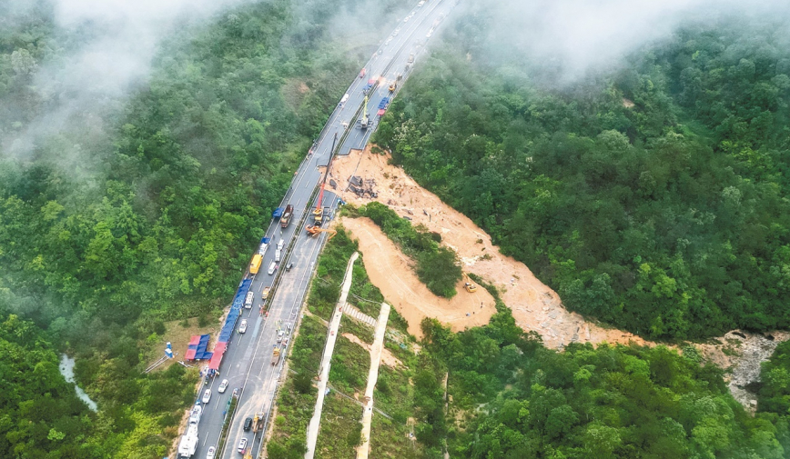 Sập đường cao tốc ở Trung Quốc khiến 36 người ra đi mãi mãi, nhân chứng rùng mình kể lại giây phút kinh hoàng