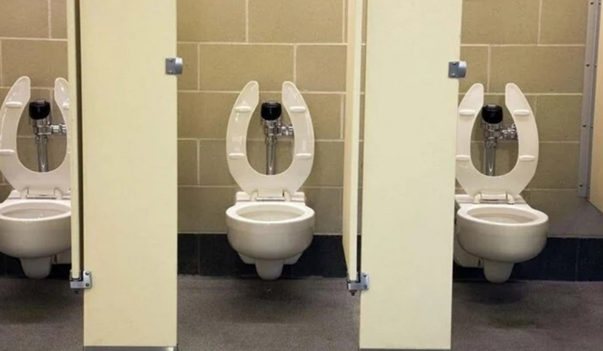 Nắp bồn cầu nhà vệ sinh công cộng ở Mỹ thường có khoảng trống phía trước, biết công dụng ai cũng muốn học theo