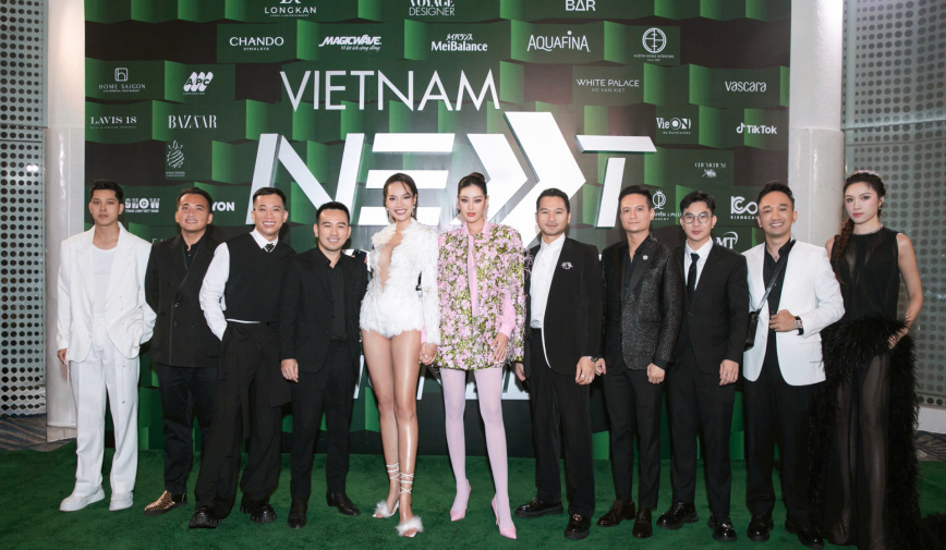 Hoa hậu Khánh Vân cùng dàn NTK “cosplay” ảnh phù dâu đang viral ngay thảm đỏ Vietnam Next-Gen Fashion