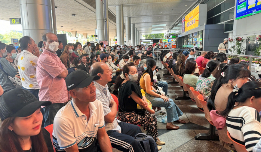 Sân bay Tân Sơn Nhất nhộn nhịp đón Việt kiều về quê ăn tết: Ngóng chờ khoảnh khắc đoàn tụ