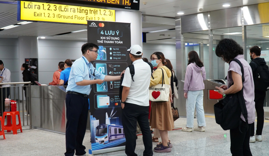 Ngày đầu thu phí vé metro, khách có còn đông?