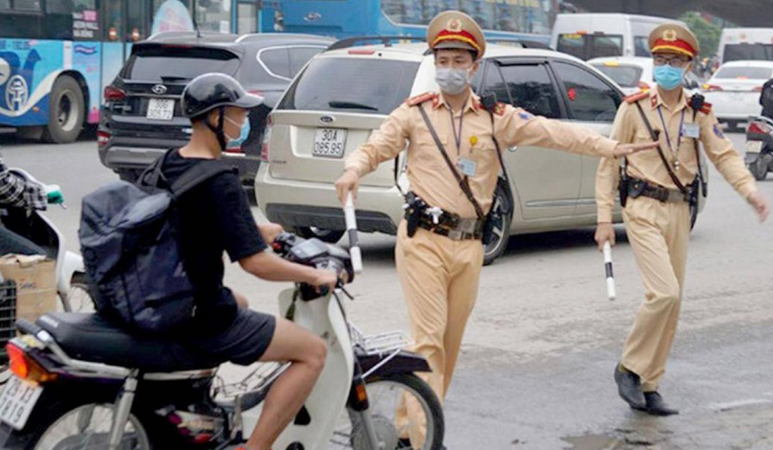 Quên mang bằng lái xe gặp Cảnh sát giao thông thì có bị phạt không và phạt bao nhiêu?