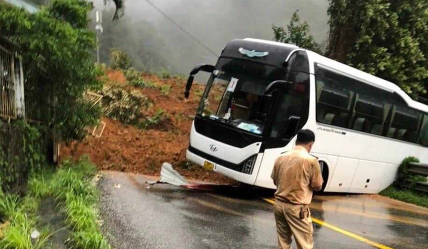 Có 3 chiến sĩ Cảnh sát giao thông, 1 người dân đang mất tích trong vụ sạt lở tại đèo Bảo Lộc