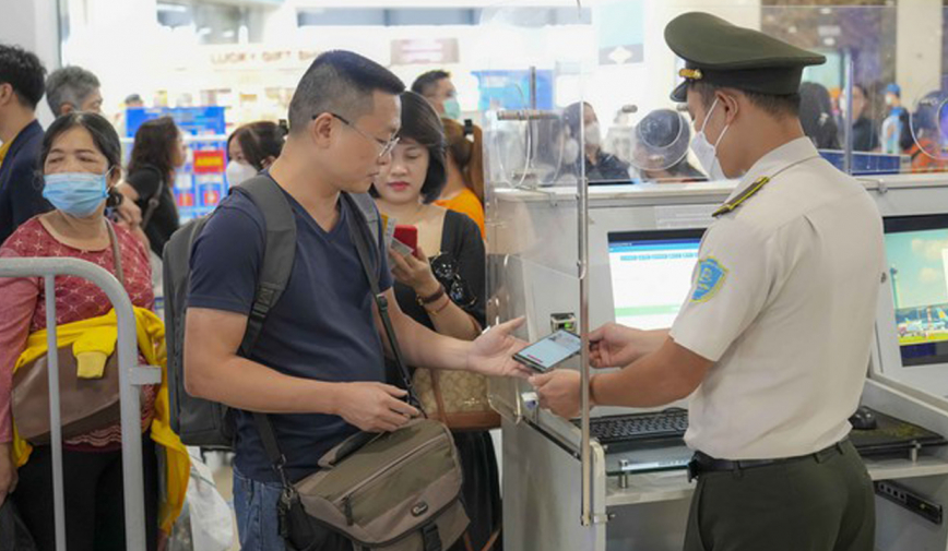 Những lưu ý phải nắm rõ với hành khách sử dụng VNeID làm thủ tục đi máy bay, tránh bị chậm nhỡ chuyến