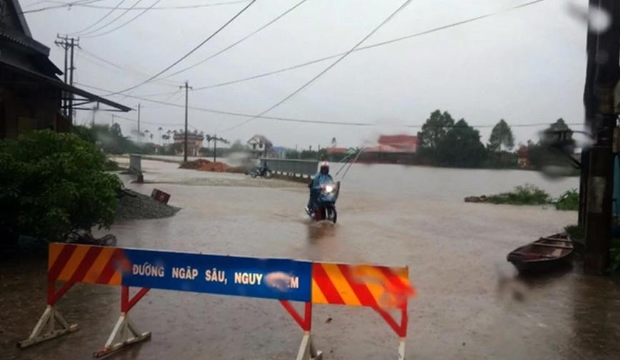 Hàng nghìn học sinh nghỉ học vì mưa lũ ở các tỉnh miền Trung, dự báo sắp đón 3 đợt mưa lớn dồn dập