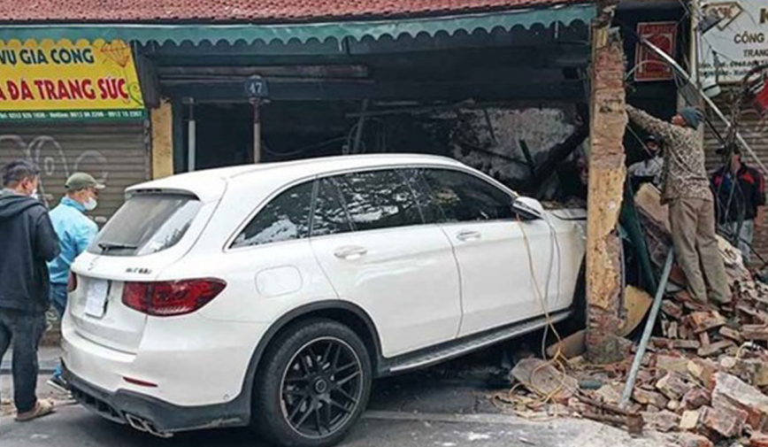 Cô gái điều khiển xe Mercedes làm sập tường ngôi nhà cổ hơn 100 năm tuổi ở Hà Nội là ai?