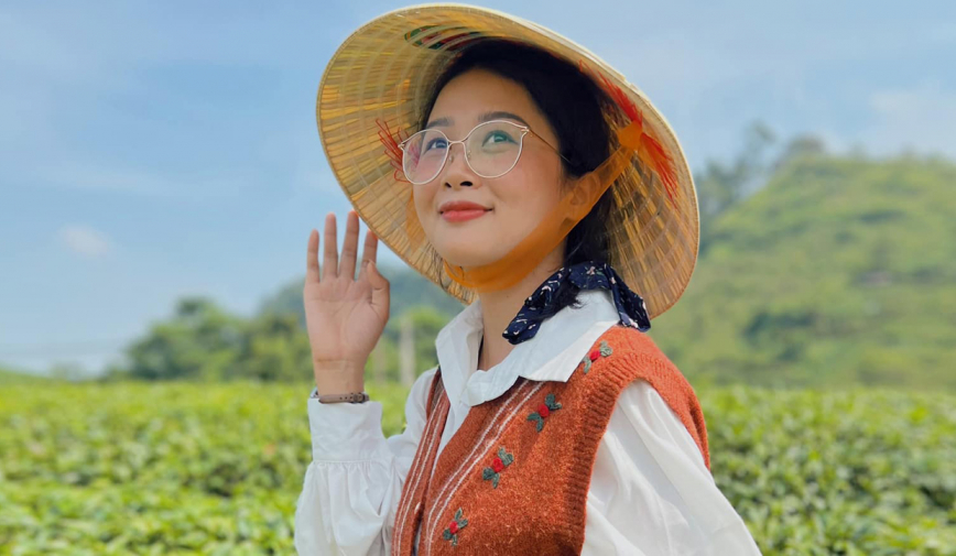 Nữ hướng dẫn viên du lịch xinh đẹp tự ti vì tên quá lạ, hỏi bố mẹ nhưng không ai trả lời lý do