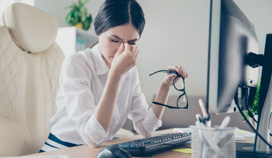 'Cắm mặt' làm việc lâu ngày trước màn hình máy tính, giới trẻ dễ mắc bệnh gì?