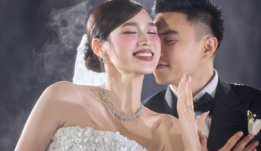 Tin nhắn lúc 4h sáng của chồng Hoa hậu Đỗ Thị Hà gây bão, dân mạng khen 'chú rể 100 điểm'