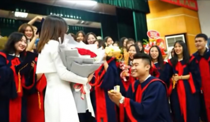 Nam sinh bất ngờ cầu hôn giảng viên ngay chính lễ tốt nghiệp, một lúc cầm luôn 2 'tấm bằng'!