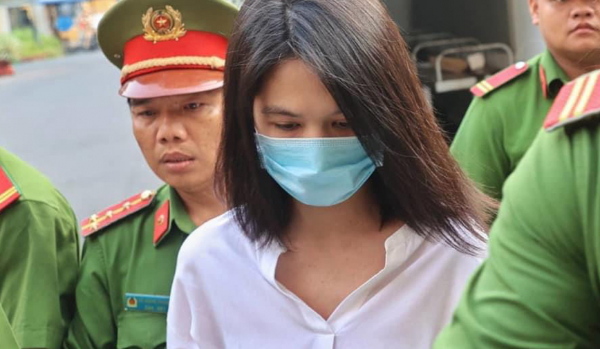 Sáng 2/2, Ngọc Trinh chính thức lộ diện ở phiên toà xét xử