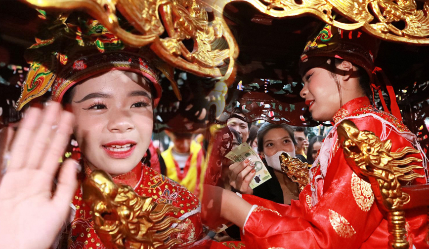 Hàng ngàn người chen nhau lì xì cho 'tướng bà' 10 tuổi ở Hà Nội, an ninh nghiêm ngặt vì sợ bị bắt mất