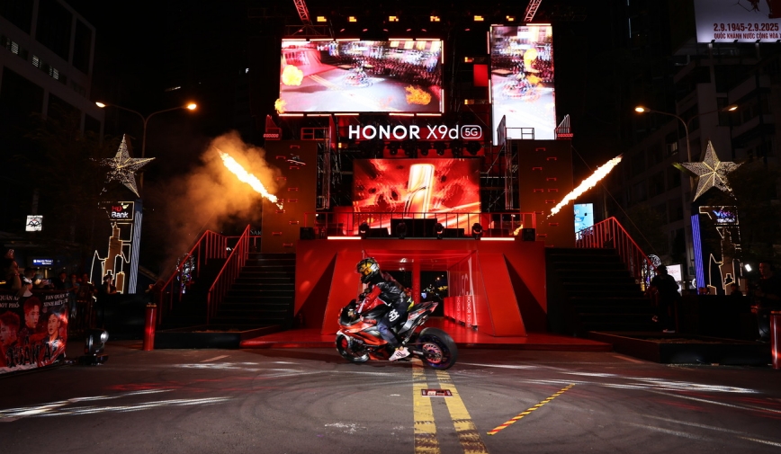 Phố đi bộ Nguyễn Huệ bùng nổ đêm ra mắt HONOR X9d: Chiến binh 'bền bất bại', pin 8.300 mAh dẫn đầu ngành