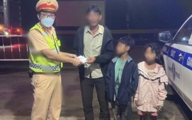 Xót xa 3 cha con đi bộ 300km về quê vì không tìm được việc làm, được CSGT giúp đỡ khiến CĐM ấm lòng