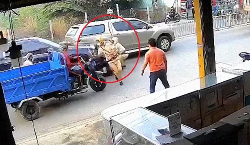 Xe nghi chở chất cấm lao vào tổ công tác khiến 1 CSGT và 2 người dân ra đi