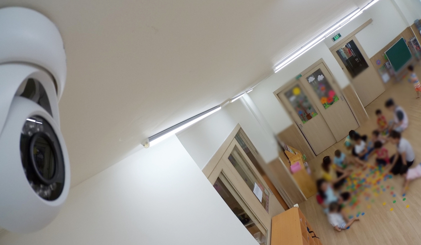 Mẹ phát hiện vết thương lạ trong miệng con gái 4 tuổi, đến trường xem camera thì hối hận không kịp