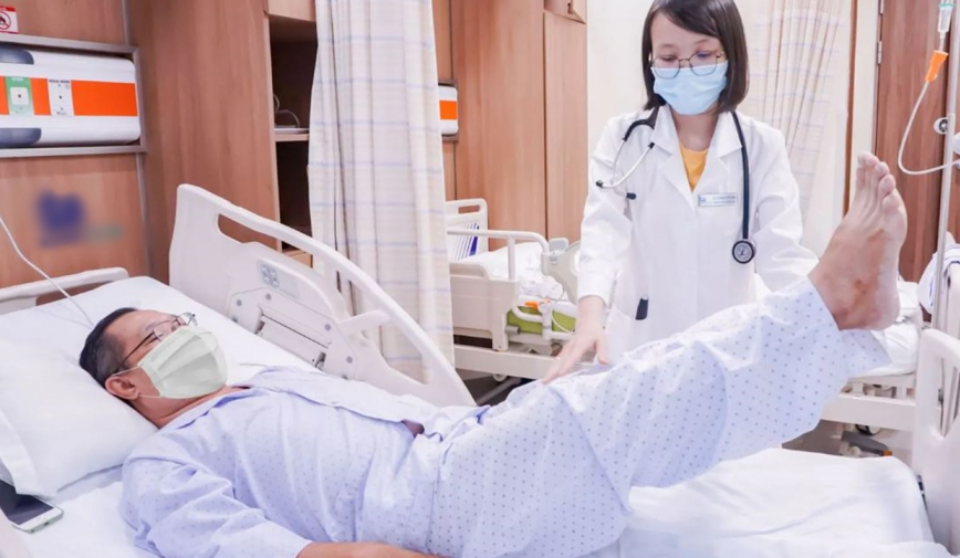 Người đàn ông bị đột quỵ vì nằm máy lạnh ngay khi vừa đi ngoài trời nắng về