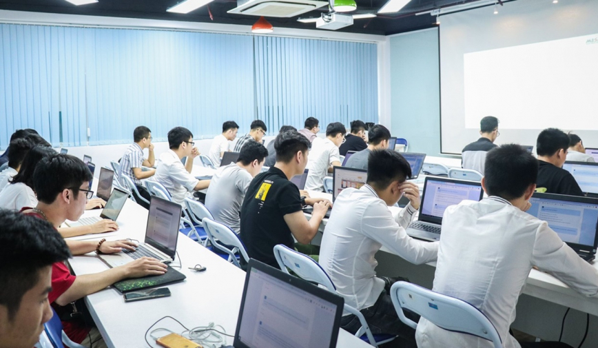 Chuyên gia tổng hợp 3 ngành khát nhân lực nhất trong năm tới: Lương có thể lên 500 triệu đồng/năm?