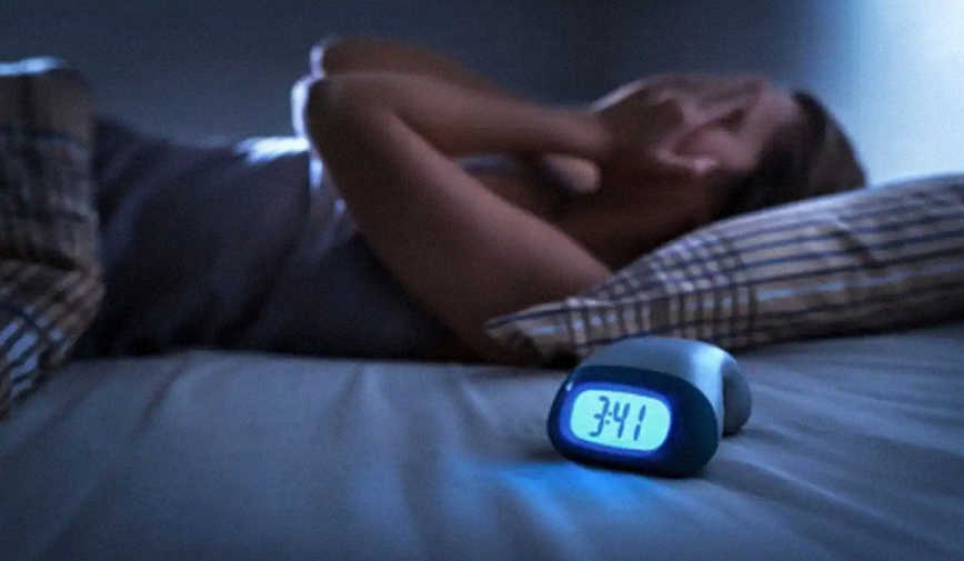 Nửa đêm thức dậy không nên xem giờ: Bác sĩ lý giải nguyên nhân khiến nhiều người 'rén ngang'