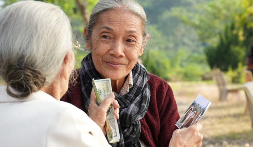 Bà Hai trong 'Lật Mặt 7': 70 tuổi vẫn bắt xe ôm công nghệ đi đóng phim, từng bị 'quỵt thù lao' nhiều lần?