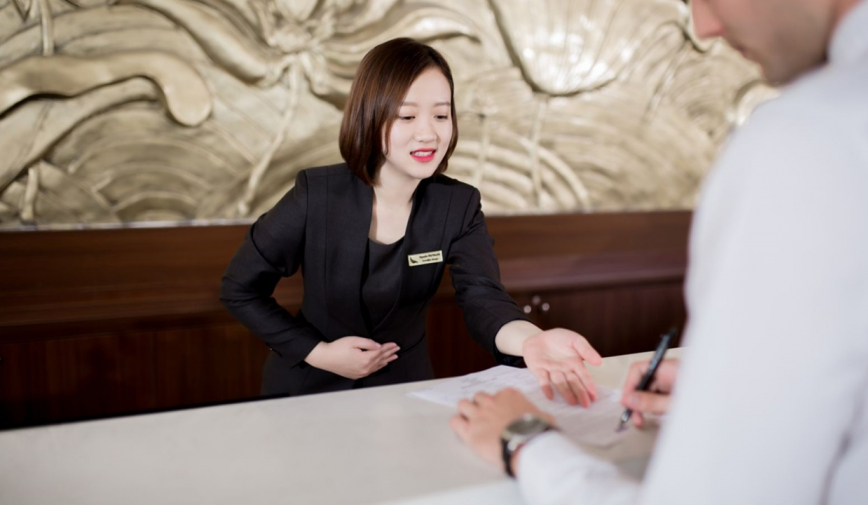 Thuê phòng khách sạn, nói với lễ tân đúng 3 câu này để hưởng nhiều lợi nhất, không lo phí tiền