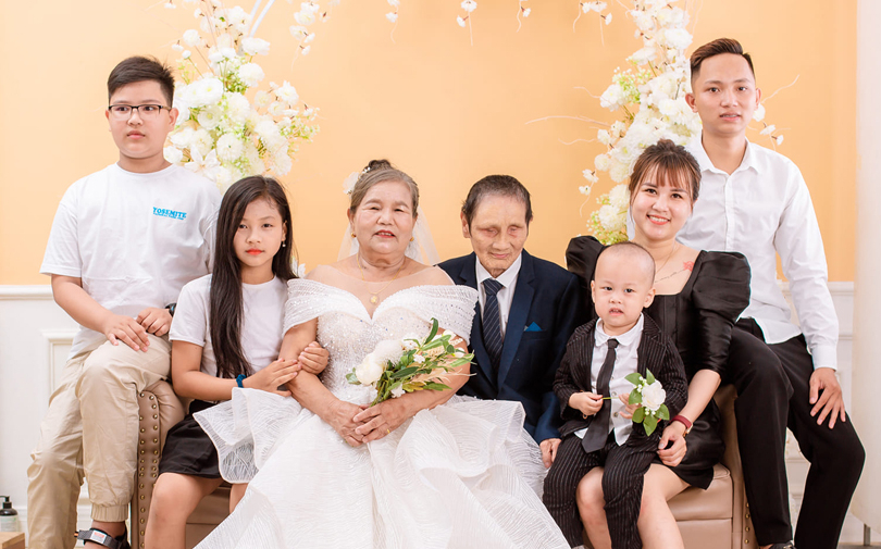 Xúc động trước chia sẻ của cô gái 29 tuổi lần đầu đưa bố mẹ đi chụp ảnh cưới ở tuổi U80