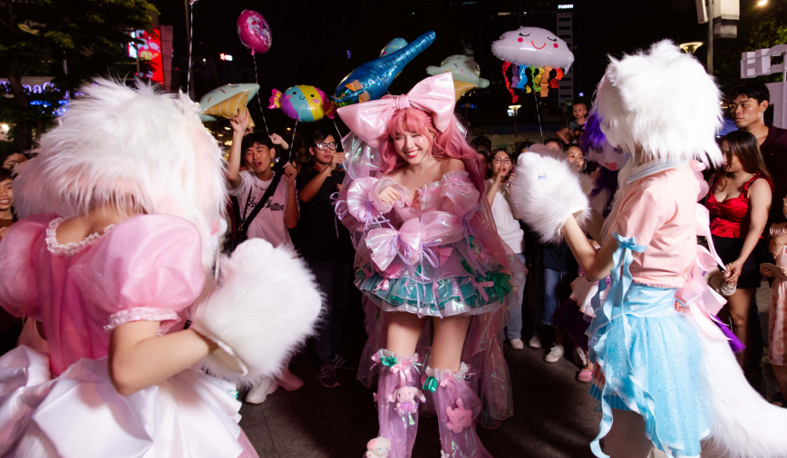 Tân binh Lamoon debut sau Vietnam Idol với hình ảnh anime cùng 4 mascot gây sốt phố đi bộ