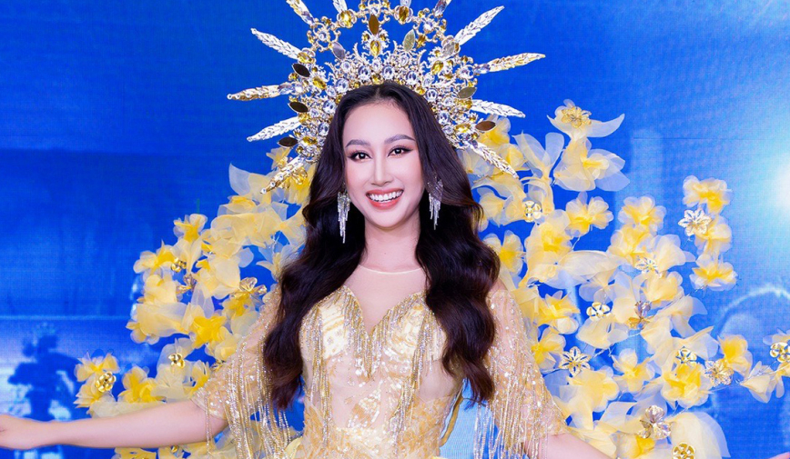 Hoa hậu Đoàn Hồng Trang đấu giá thành công đầm dạ hội của NTK với mức giá 170 triệu để gây quỹ từ thiện