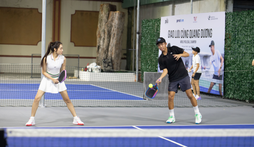 Á hậu Hồng Hạnh đánh pickleball cùng thần đồng Quang Dương