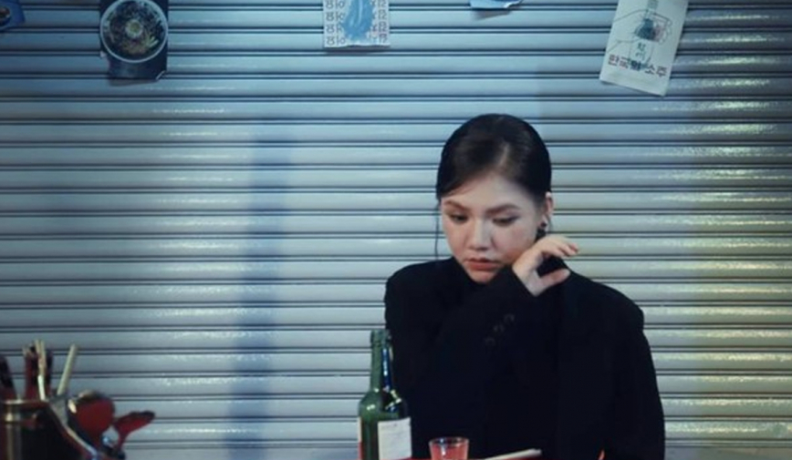 Myra Trần thất tình, vừa uống rượu một mình vừa khóc nức nở trong MV mới