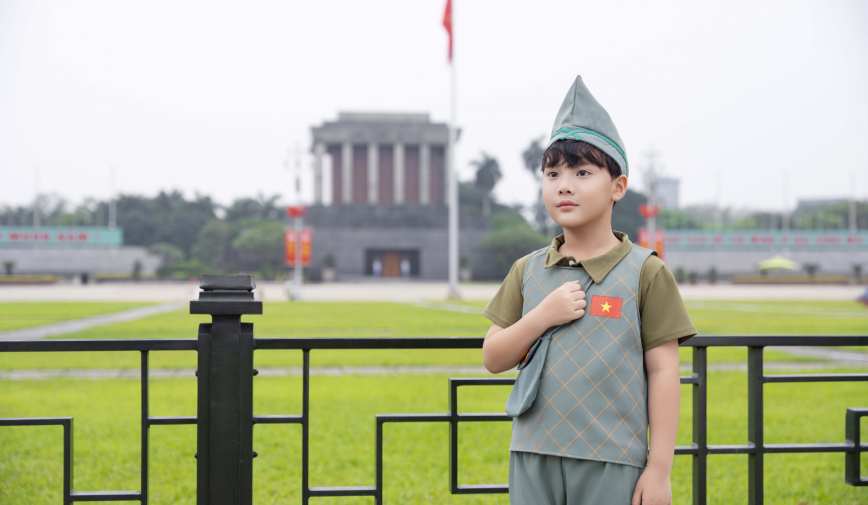 Tuấn Khải mang màu áo sắc xanh hòa mình vào không khí 50 năm giải phóng miền Nam tại Lăng Bác-Hà Nội
