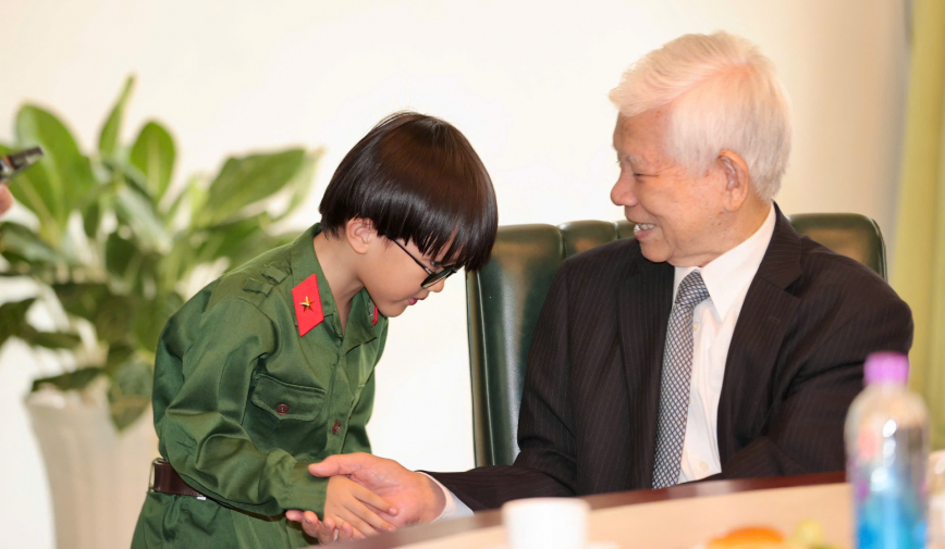 “Em bé chất' xúc động khi được biểu diễn tại Hội trường Thống Nhất