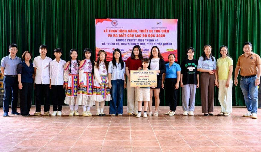 'Ánh sáng Tri thức': Hành trình gieo mầm tri thức từ Nam ra Bắc của 2 cô gái Gen Z sáng lập