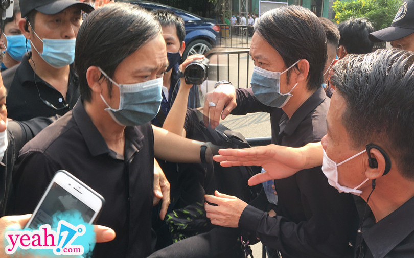 NSUT Hoài Linh chính thức xuất hiện sau nhiều ngày lo liệu cho tang lễ cố nghệ sĩ Chí Tài, chật vật thoát khỏi đám đông