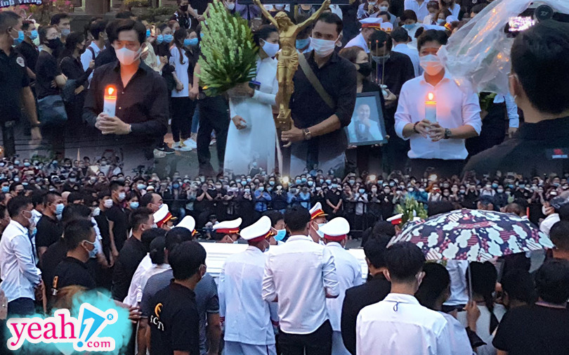 Linh cữu cố nghệ sĩ Chí Tài lên đường đoàn tụ 'chị Bé Heo', đoàn người vẫy tay tiễn biệt và cảm ơn trong nước mắt
