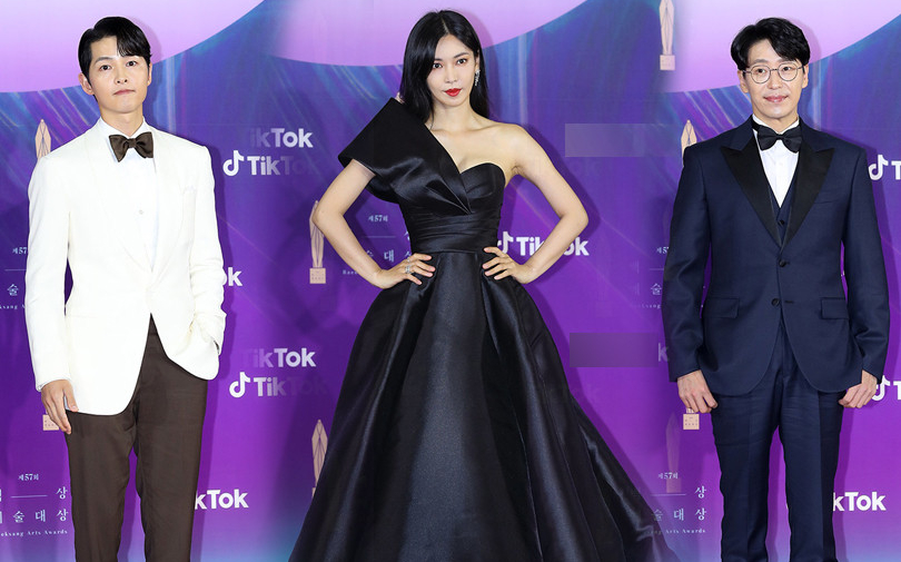 Thảm đỏ Baeksang Award 2021: Song Joong Ki điển trai như hoàng tử, 'Ác nữ' Seo Jin và 'dượng ' Dan Te hội ngộ