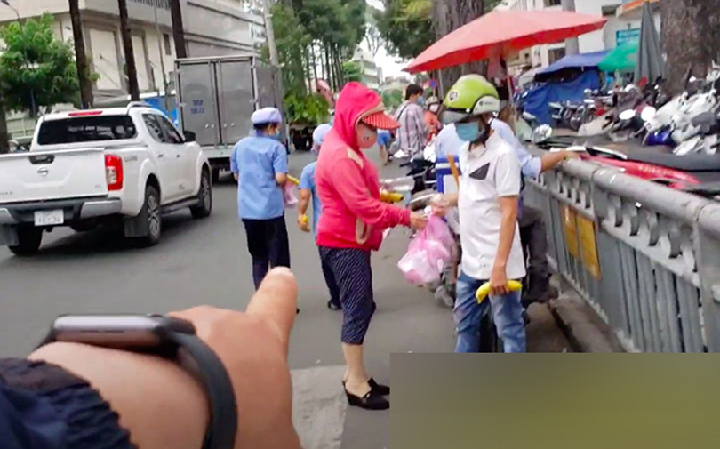 Xôn xao việc nhóm người mặc đồ sang chảnh đi gom cơm từ thiện giữa mùa dịch