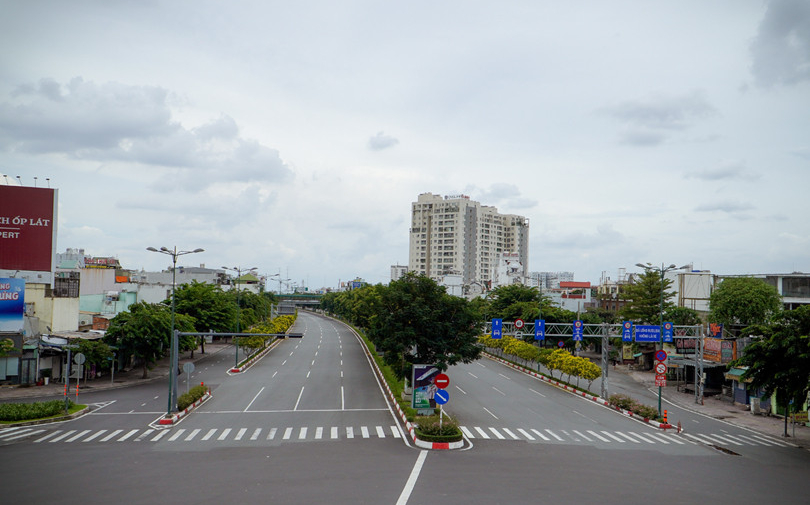 Chùm ảnh TP.HCM ngày đầu tiên siết chặt giãn cách: Đường xá vắng hơn Tết, không một bóng người