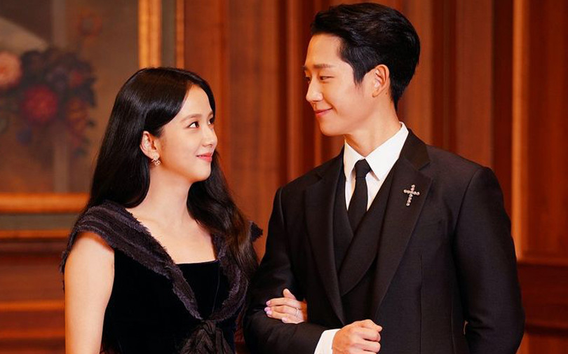 'Gấp đôi visual' với loạt ảnh họp báo phim mới của Jisoo (Black Pink) và nam tài tử Jung Hae In