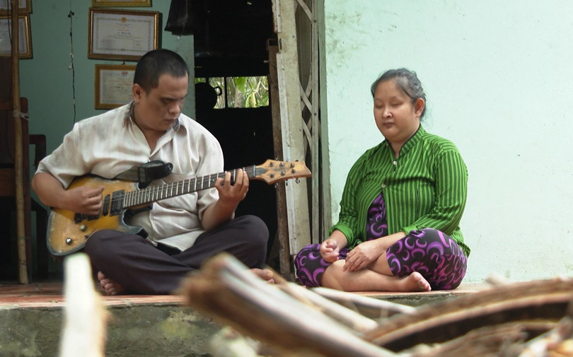 Người đàn ông khiếm thị suốt 30 năm gắn bó với âm nhạc để quên đi nỗi bất hạnh của bản thân