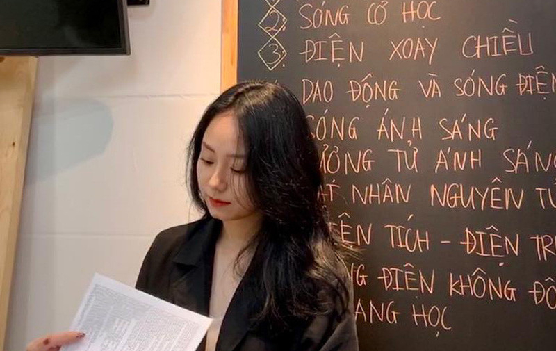 Hậu 20/10, cô giáo vật lý Thu Minh bất ngờ công khai bạn trai lên MXH còn là nhân vật nổi bật không kém