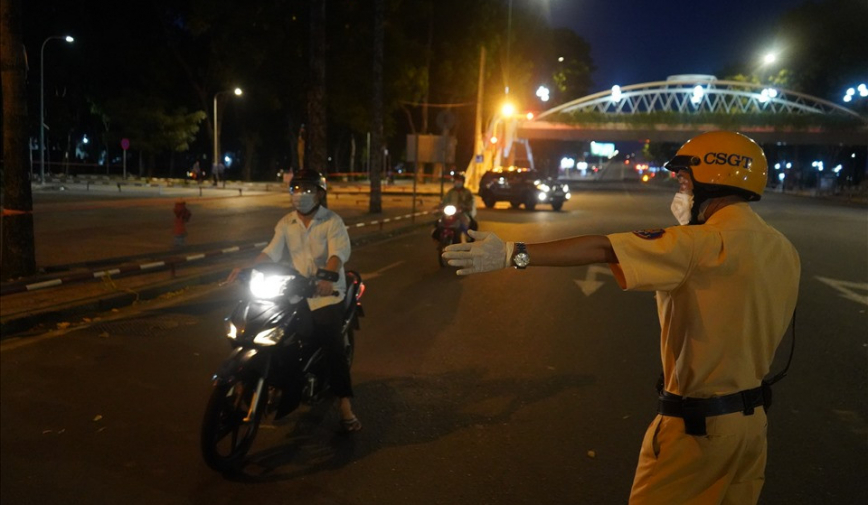 Chàng trai khóc lóc nũng nịu với CSGT khi bị giam xe: 'Tự nhiên giam xe em, em hổng chịu đâu'