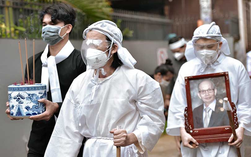 Dương Triệu Vũ tưởng nhớ 100 ngày mất bố ruột, lần đầu tiết lộ những hình ảnh NS Hoài Linh trong tang lễ