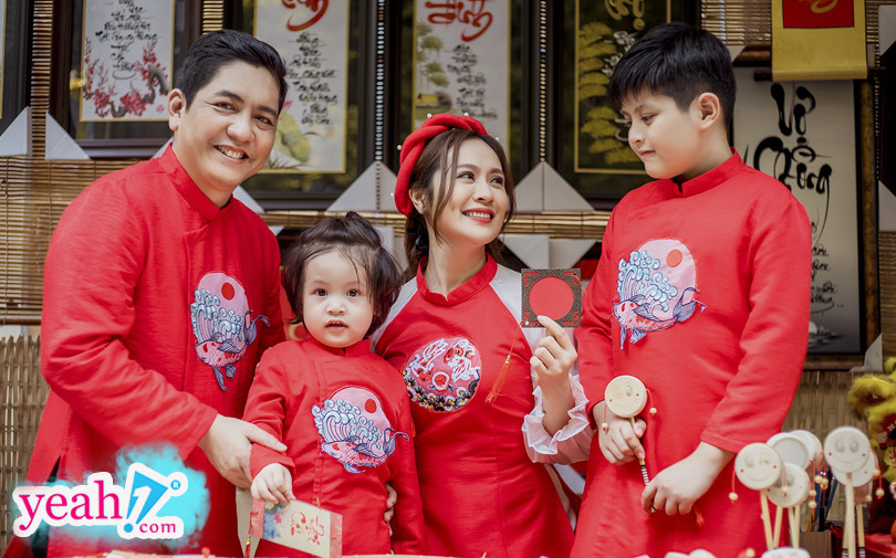Vợ chồng Thanh Thúy ngập sắc đỏ trong bộ ảnh đón Tết